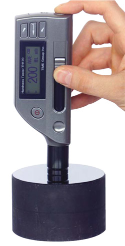 Handheld dynamic metal hardness tester with integrated Impact device D